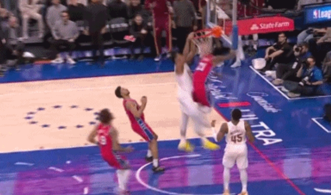 kaiyun-这球是真的炸裂😲亨特快攻中起飞骑扣恩比德 大帝跪倒在地